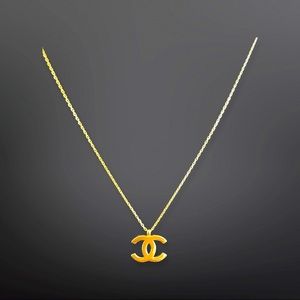18K solid gold luxurious necklace with pendant. Ideal gift